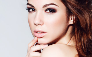 Woman brownhair whitebackground posing photorealistic - realistic shaded perfect face free wallpaper