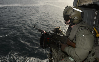 Military man boat water gun - a machine gun free wallpaper