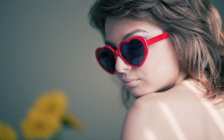 Woman heart sunglasses yellow flower - a flower in the background free wallpaper