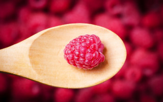Wooden spoon raspberry bokeh microscopic - berry free wallpaper