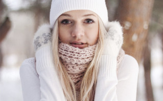 Woman snow white hat scarf - a white sweater free wallpaper
