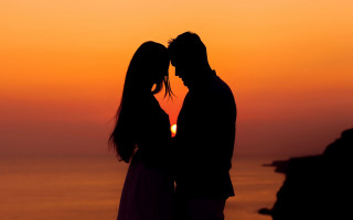 Romantic beach sunset kiss silhouette - their pocket free wallpaper