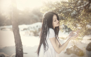 Woman snow holding tree smile - anka zhuravleva free wallpaper for desktop
