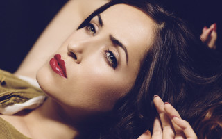 Woman redlipstick greenshirt portrait blurry - anna haifisch free wallpaper