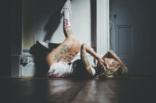 Woman sitting tattooed back legs - tattoo free wallpaper
