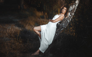 Woman white dress forest night - figuration libre free wallpaper