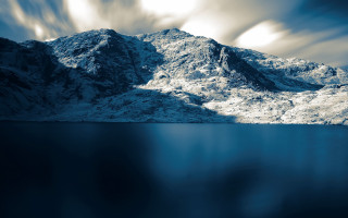 Snowy mountain lake abstract horizon - sense of depth free wallpaper