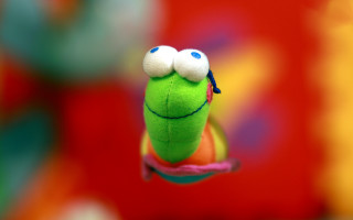 Green stuffed animal red background - tie free wallpaper for desktop