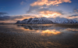 Mountain reflection sunset cloudy sky - the water of a lake free wallpaper