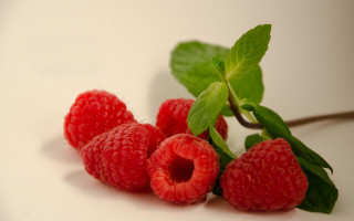 Raspberries leaves white surface reflection - a light reflection free wallpaper
