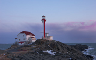 Lighthouse rocky shore red roof - free light wallpaper
