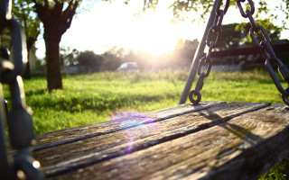 Wooden swing park sunshine blurry - a chain free wallpaper for desktop
