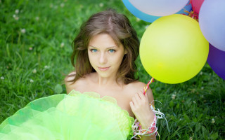 Woman balloons frisbee beach portrait - vivid color free wallpaper