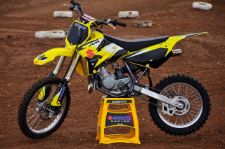 Yellow dirt bike dusty motion - dee whitcomb free wallpaper