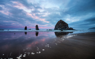 Beach rock formation cloudy sky 5 - a cloudy sky above free wallpaper
