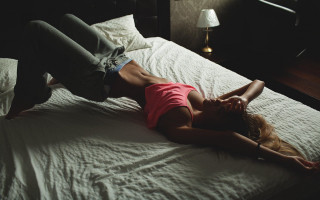 Woman bed lamp denim dark - the side of the bed free wallpaper