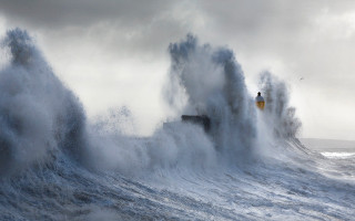 Lighthouse waves ocean shore cloudy - a large wave free wallpaper