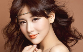 Woman tiara smile realistic painting - makeup free wallpaper