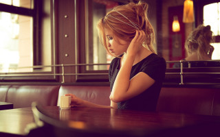 Woman coffee sitting blonde blurry - a woman sitting free wallpaper