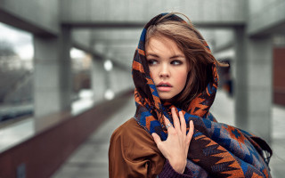 Woman scarf jacket hallway photorealistic - a hallway free wallpaper