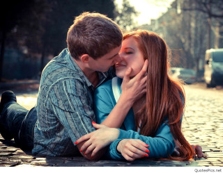 Man woman kissing street together - a man and woman free wallpaper