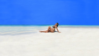 Woman beach bikini sunny sky - art photography free wallpaper for desktop
