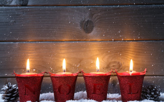 Red cups candles snow pine - a pine cone free wallpaper