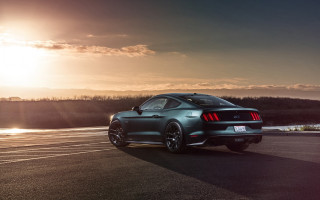 Mustang parking lot sunset backlit - the horizon behind free wallpaper