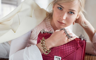 Woman redpurse whiteclothing jewelry photorealistic - white pants free wallpaper for desktop