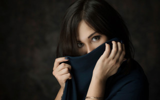 Woman scarf portrait black background - elina karimova free wallpaper for desktop