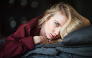 Woman laying bed serious blonde - free portrait wallpaper for desktop