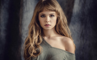Elina karimova long hair bangssoloshoulder - a picture in a studio setting free wallpaper