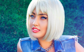 White haired woman blue jean - realistic eye free wallpaper