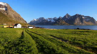 Grassy field house mountains water - a grassy field free wallpaper