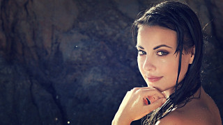 Woman wet hair rock wall - a picture in front free wallpaper