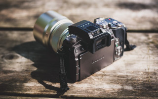 Camera lens wooden table metal - a len free wallpaper