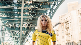 Blonde woman soccer city bridge - ashcan school free wallpaper