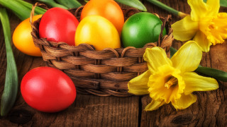 Basket eggs daffodils wooden table - colour free wallpaper