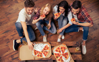 Group people eating pizza sitting - arbeitsrat für kunst free wallpaper