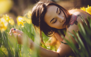 Woman grass flowers tattoo blurry - her pocket free wallpaper