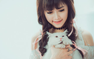 Woman holding white cat smiling 2 - phuoc quan free wallpaper