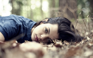 Woman lying woods blurry bokeh - perfect eye free wallpaper
