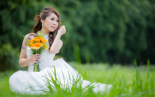 Woman white dress bouquet sitting - a white dress holding free wallpaper for desktop