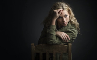 Woman blonde blueeyes chair crossedarms - a chair free wallpaper for desktop