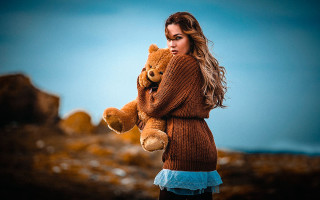Woman teddy bear rocky beach - a teddy bear free wallpaper for desktop