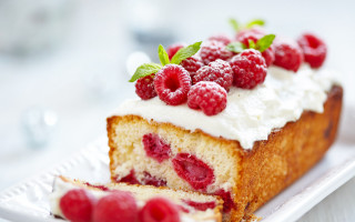 Berry raspberry frosted cake plate - a fork free wallpaper