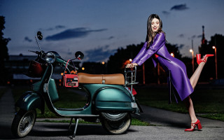 Woman purple dress moped red - a red shoe free wallpaper