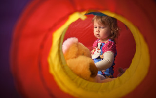 Little girl teddy bear bouncy - ball free wallpaper
