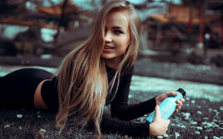 Blonde woman water bottle cosplay - color field free wallpaper