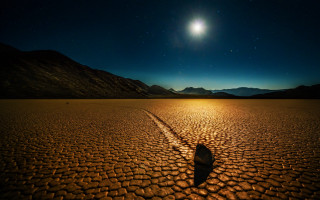 Lone rock desert night moon - distant free wallpaper